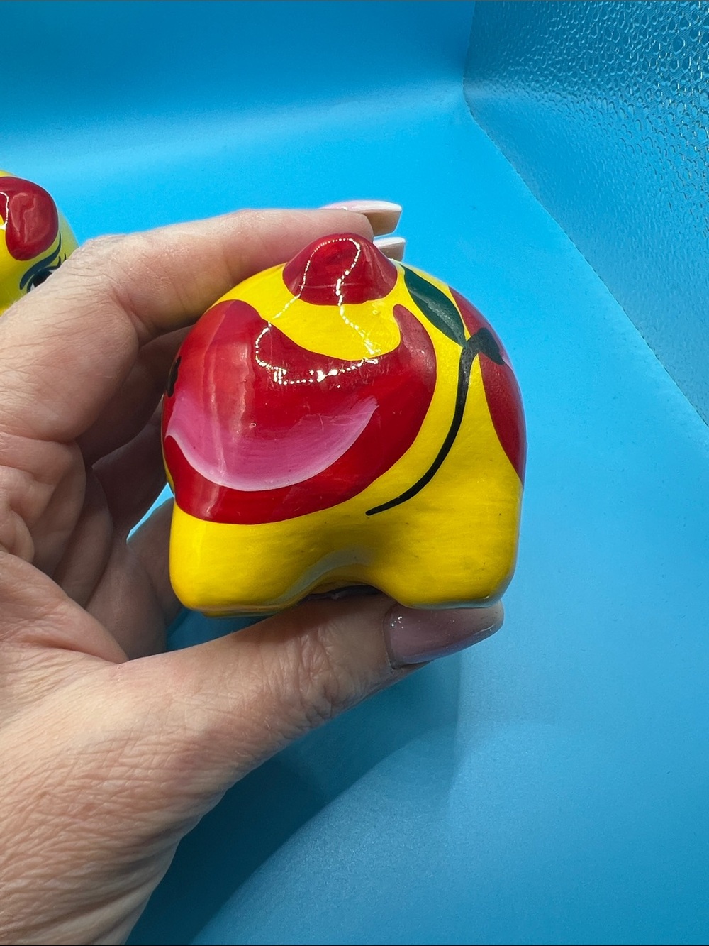 Red and yellow hot pepper piggie salt and pepper shakers set - Picture 10 of 11